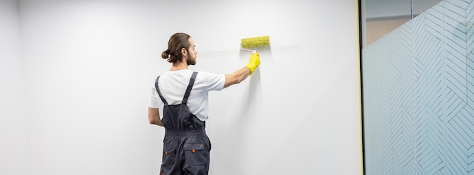 Schildersbedrijf aan het werk met het schilderen van een kantoor